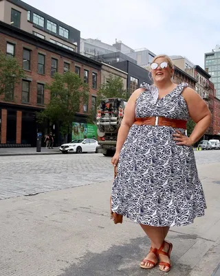 Жизнерадостная полная женщина в нижнем белье Стоковое Фото - изображение  насчитывающей усмешка, персона: 109985812