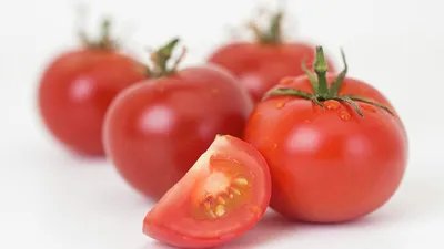 Красный помидор с хвостиком на белом фоне Stock Photo | Adobe Stock