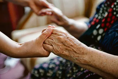 Как помочь пожилым людям? Отвечаем на важные вопросы во Всемирный день  пенсионеров