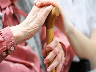 Помощь одиноким пожилым людям, как помочь одинокому человеку