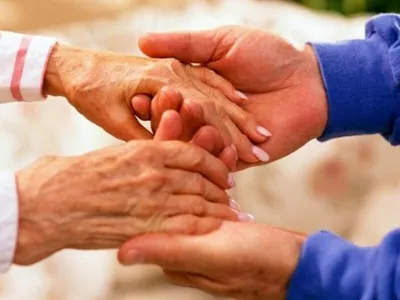 Как уговорить бабушку сидеть дома, и другие способы помочь пожилым людям во  время карантина
