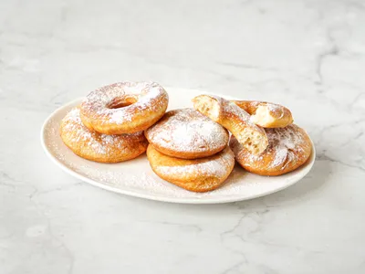 Пончики с сахарной пудрой - пошаговый рецепт с фото на Готовим дома