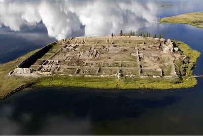 Ученые раскрыли тайну древней покинутой крепости Пор-Бажин в Туве -  Российская газета