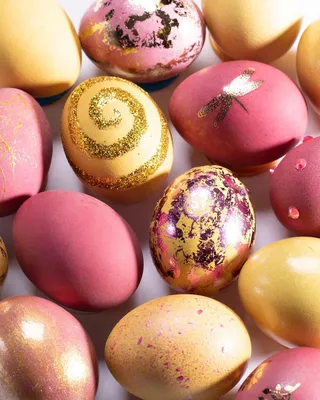 Соком, фиалками и шелухой: как покрасить яйца на Пасху