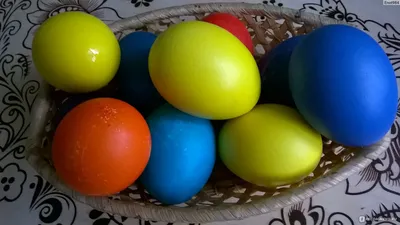 Куркума, шпинат петрушка и кофе - как покрасить яйца на Пасху в домашних  условиях | Mixnews