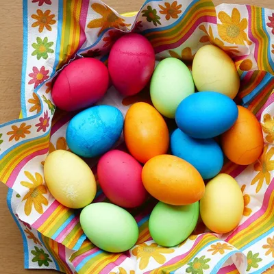 Как покрасить яйца натуральными продуктами: просто и оригинально - NEWS.ru