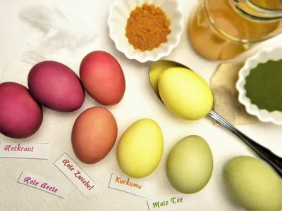 Как покрасить яйца на Пасху в каркаде: простой видео рецепт
