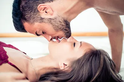 Поцелуй мужчины и женщины, романтическое свидание на День Святого  Валентина. Муж жена любовь Векторное изображение ©rogistok 532812186