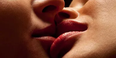 мужчина влюблён в поцелуй своей любимой женщины в губы Стоковое Изображение  - изображение насчитывающей губа, привязанность: 249877017