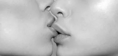 Мужчина и женщина целуются на фото в оттенках серого · Бесплатные стоковые  фото