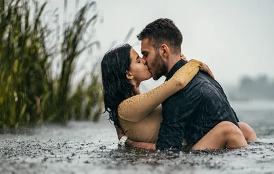 Мужчина и женщина целуются вместе на водоеме · Бесплатные стоковые фото