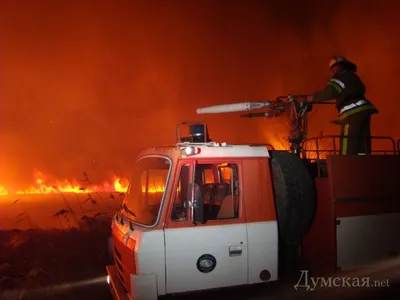 В Астрахани 5 часов пожарные тушили горящую двухэтажку | ИА Красная Весна