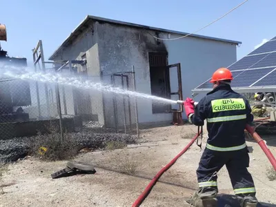В Екатеринбурге пожарный снял на видео, как тушат сильный пожар в садовом  товариществе - 25 мая 2021 - Е1.ру