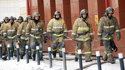 пожарный с огнем и костюмом для защиты пожарных для подготовки пожарных  Стоковое Фото - изображение насчитывающей безопасность, напольно: 248315406