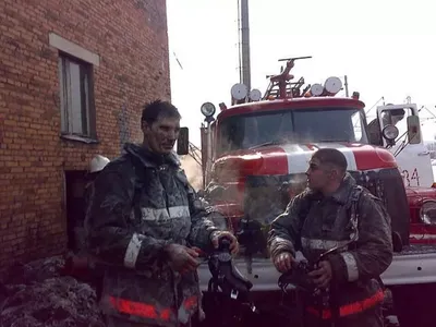 пожарный работает на пожарных идет в горящее здание иллюстрация генерации  Стоковое Фото - изображение насчитывающей здоровье, опасность: 272217132