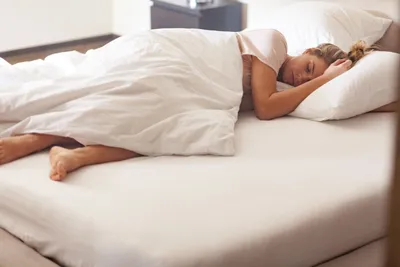 10 поз, которые принимают пары во сне и что они могут рассказать об  отношениях