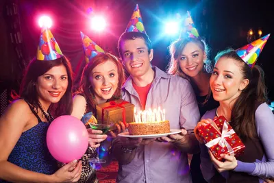 Как весело отметить день рождения? Сценарии праздников | WMJ.ru