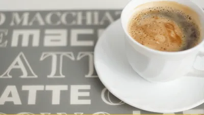 Чашка кофе со свежим круассаном и массажем «Приятного дня» на деревянном  столе, вид сверху :: Стоковая фотография :: Pixel-Shot Studio