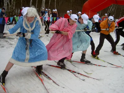ночные активистьество смешные ретро-лыжники в тёплой зимней обычной одежде,  изолированные на сером фоне. ретро-винтаж Стоковое Изображение -  изображение насчитывающей гибкость, концепция: 258611475