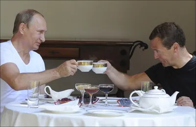 Медведев слушает сегодняшнее обращение Путина к ФС | Пикабу