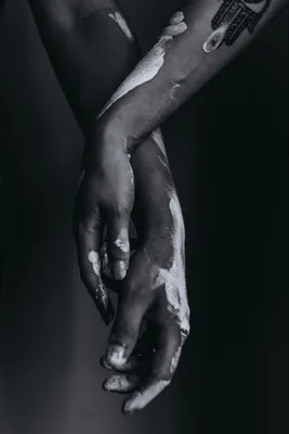 Тендерной прикосновение рук мужчины и женщины на белом фоне. Концепции  помощи подключения любви. Рука об руку Стоковое Фото - изображение  насчитывающей разнообразность, человек: 194871486