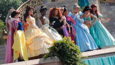 30 стритстайл-образов в стиле принцесс Disney | Glamour