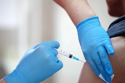 Вакцинация взрослых: какие прививки и когда делать - Российская газета