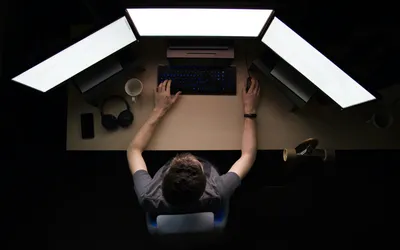 Женщина-программист работает за столом в офисе :: Стоковая фотография ::  Pixel-Shot Studio