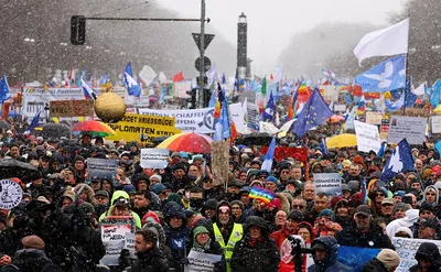 Кулеба обвинил протестующих против поставок оружия ВСУ в нежелании мира —  РБК