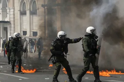 Беспорядки начались во Франции во время акции протеста против полицейского  насилия | 360°