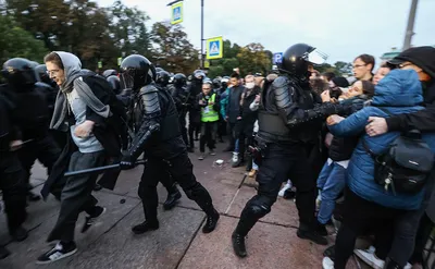 Французская полиция применила водометы против митингующих в Ренне и Лионе -  РИА Новости, 07.03.2023