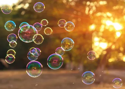 Мыльные пузыри на фоне летнего …» — создано в Шедевруме