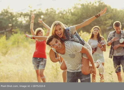 Радостные Мультикультурные Подростки Стоящие В Кругу Показывающие Смешные  Жесты Низкий Угол — стоковые фотографии и другие картинки Селфи - iStock