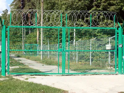 Распашные ворота стандартных размеров в алюминиевой раме с заполнением  сэндвич-панелями SWS - купить в Москве по цене производителя