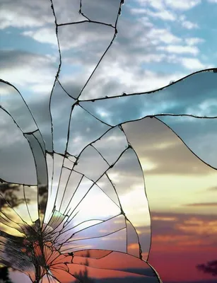 крупный план разбитого и треснутого зеркального стекла текстурированный фон  возникший в результате случайного падения, сломанный, разбитое зеркало,  разбить фон картинки и Фото для бесплатной загрузки