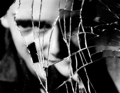 Абстрактный Разбитое Зеркало На Черном Фоне. Фотография, картинки,  изображения и сток-фотография без роялти. Image 83655885