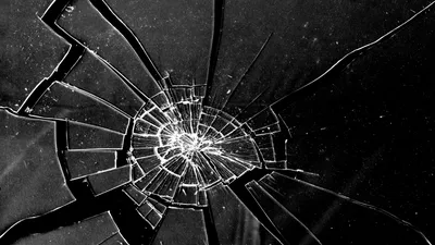 Разбитое зеркало, стекло с трещинами и упавший большой фрагмент стоковое  фото ©kittyfly 271332488