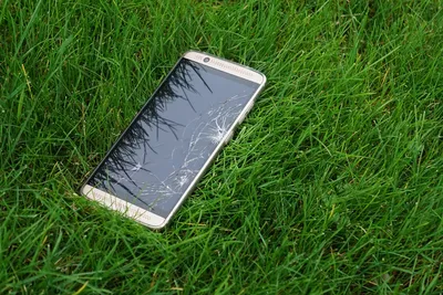 Разбитый экран смартфона: скрытая опасность повреждений и последствий для  владельца