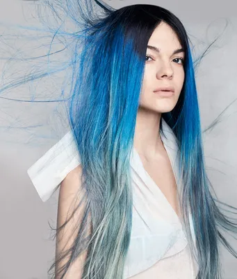 Яркая разноцветная раскраска волос, градиентно-голубой фиолетовый и розовый  оттенки. Красивые волосы стоковое фото ©KrisCole 262184966