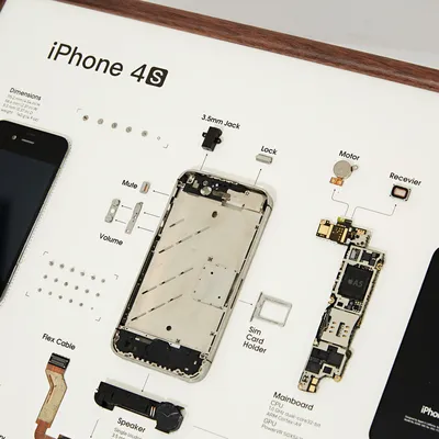Xiaomi Redmi как произведение искусства - смартфон в разобранном виде  поместили в рамку