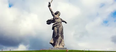 В Волгограде заметили похожий на Z символ на скульптуре «Родина-мать зовет!»  - KP.RU