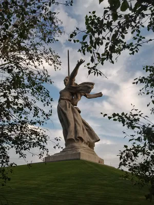 Монумент «Родина-мать зовет!» разрушается после реставрации! | Пикабу