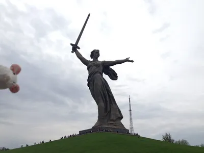 Реставрация монумента \"Родина-мать зовет\" завершится осенью - Российская  газета