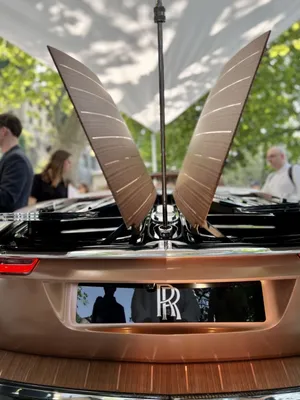 With New Rolls-Royce Phantom, You Can Commission Everything, Even A Work Of  Art On The Dashboard