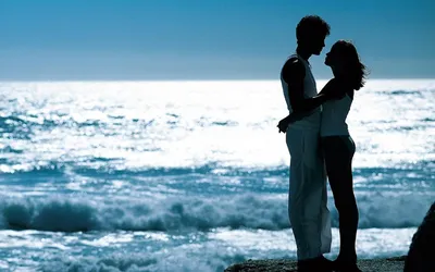 Полная романтическая пара на берегу моря | Бесплатно Фото