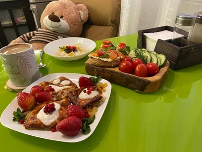 Романтический завтрак в постели с яйцами в форме сердца, салатом,  круассанами, кофе, цветком розы и лепестками на деревянном подносе .  стоковое фото ©GreenArt_Photography 96404766