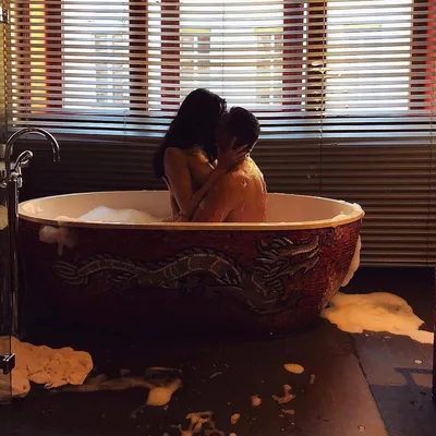 романтическая ночь в ванной Стоковое Фото - изображение насчитывающей  внимательность, насладитесь: 216026748