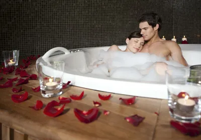 романтическая ночь в ванной Стоковое Фото - изображение насчитывающей  выпивать, роскошь: 216026198