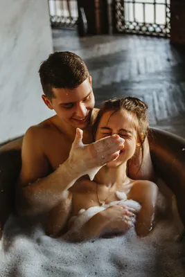 Романтичная встреча в ванной комнате Стоковое Фото - изображение  насчитывающей дата, влюбленность: 39708222