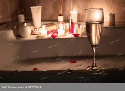 пара в ванной в ванне ночью с рождественскими огнями мужчина и женщина  среднего возраста, романтическая ночь в ванной Стоковое Фото - изображение  насчитывающей бассеин, горяче: 237981068